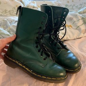 Dr. Martens Oregon duck green boots